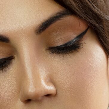 The newest seductive look in makeup: Dagger eyeliner